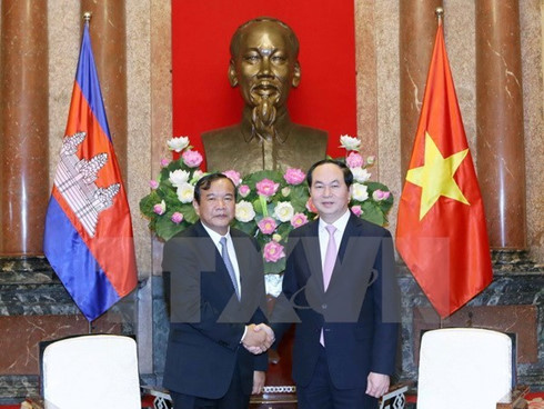 President Tran Dai Quang (R) and Cambodian Minister of Foreign Affairs and International Cooperation Prak Sokhonn