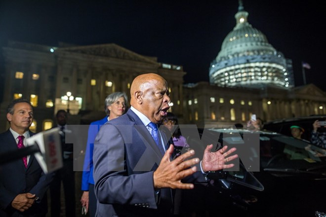 Hạ nghị sỹ Dân chủ John Lewis (giữa) phát biểu trước những người ủng hộ ở Capitol, thủ đô Washington, Mỹ ngày 22/6. (Nguồn: EPA/TTXVN)