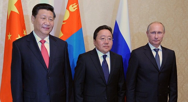 Tổng thống Nga Vladimia Putin (trái), Chủ tịch Trung Quốc Tập Cận Bình (phải) và Tổng thống Mông Cổ Tsakhiagiin Elbegdorj. (Nguồn: sputniknews.com)
