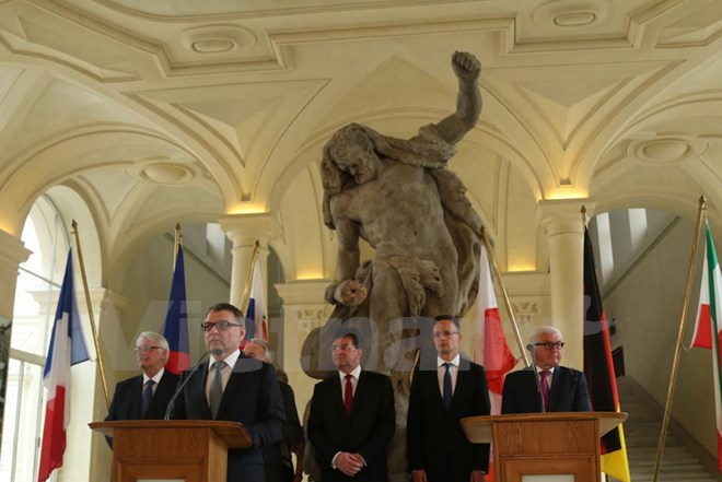 Các Ngoại trưởng V4, Đức và Pháp tham dự cuộc gặp tại Praha. (Ảnh: Mai-Tâm/Vietnam+)
