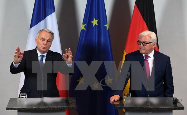 Ngoại trưởng Đức Frank-Walter Steinmeier (phải) và người đồng cấp Pháp Jean-Marc Ayrault. (Nguồn: EPA/TTXVN)