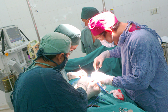 Phẫu thuật thành công cho bé gái có 4 thận và 4 niệu quản