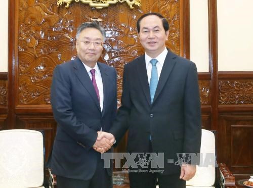  President Tran Dai Quang (R) and his guest