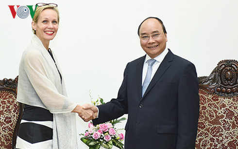 PM Nguyen Xuan Phuc (R) and Swedish Ambassador Camilla Mellander