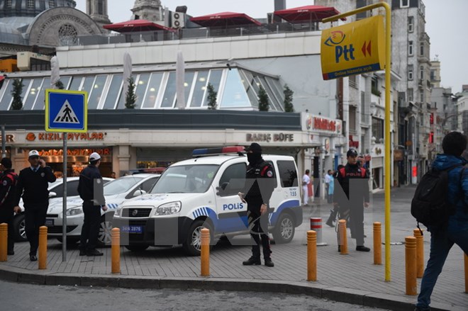 Cảnh sát Thổ Nhĩ Kỳ tuần tra trên các đường phố. (Nguồn: AFP/TTXVN) 