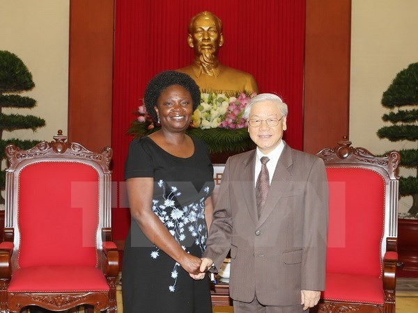  Party General Secretary Nguyen Phu Trong (R) and World Bank’s Country Director for Vietnam Victoria Kwakwa