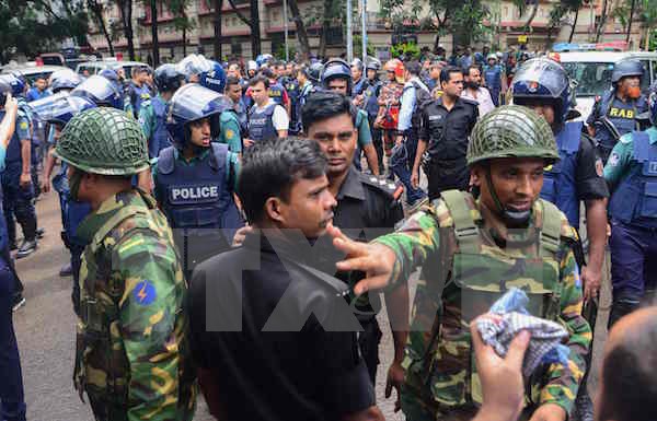 Cảnh sát điều tra tại hiện trường vụ tấn công bắt giữ con tin ở Dhaka. (Nguồn: AFP/TTXVN)