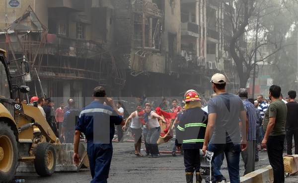 Chuyển nạn nhân thiệt mạng trong vụ đánh bom ở Karrada. (Nguồn: AFP/TTXVN)