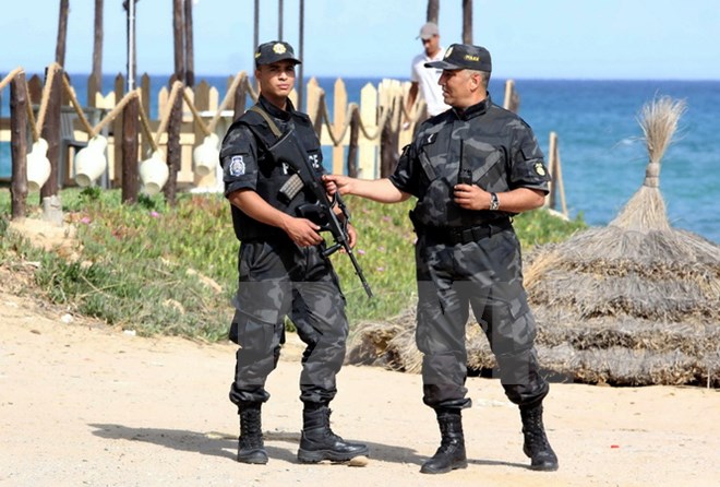 Cảnh sát Tunisia tuần tra tại khu vực Hammamet, cách thủ đô Tunis 60km về phía Đông Nam ngày 18/6. (Nguồn: AFP/TTXVN)