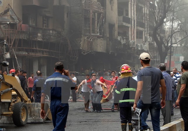 Chuyển nạn nhân thiệt mạng trong vụ đánh bom ở Karrada. (Nguồn: AFP/TTXVN)