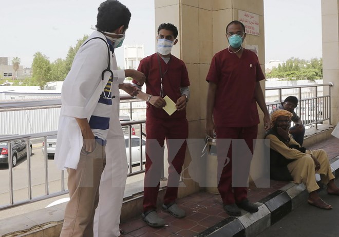 Nhân viên y tế đeo khẩu trang phòng chống MERS tại bệnh viện ở thành phố Jeddah ngày 22/4. (Nguồn: AFP/TTXVN)