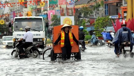 The Bien Hung five-way intersection in Bien Hoa city often floods in the rainy season.