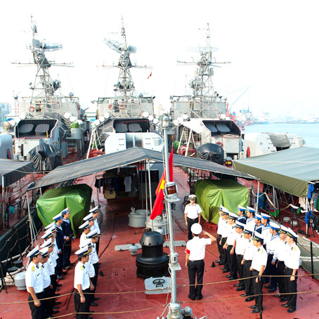 Cán bộ, chiến sĩ Lữ đoàn 171 chào cờ đầu tuần trên boong tàu.