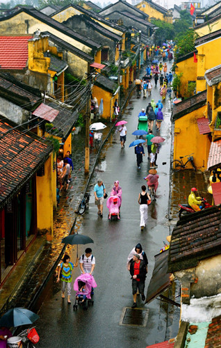 Hoi An ancient town by Nguyen Thi Dao