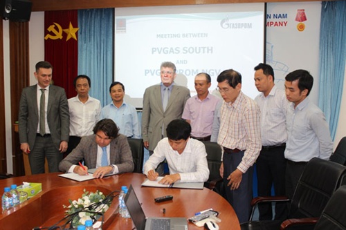 Representatives of PVGas South and PVGazprom NGV sign an agreement to promote use of natural gas. — Photo pgs.com.vn