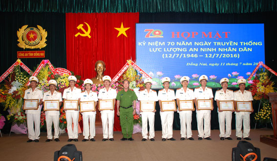 Thiếu tướng Nguyễn Phi Hùng, Phó tổng cục trưởng Tổng cục Cảnh sát, trao bằng khen của Bộ Công an cho các tập thể, cá nhân. Ảnh: Đ.Biên
