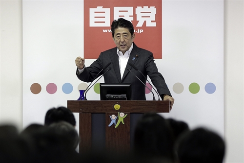 Thủ tướng Nhật Bản - Chủ tịch đảng LDP Shinzo Abe phát biểu trong cuộc họp báo ở thủ đô Tokyo ngày 11/7. EPA/TTXVN
