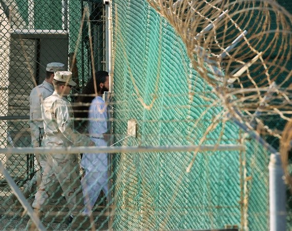Binh sỹ Mỹ chuyển một tù nhân tại nhà tù Vịnh Guantanamo ngày 29/3/2010. (Nguồn: AFP/TTXVN)