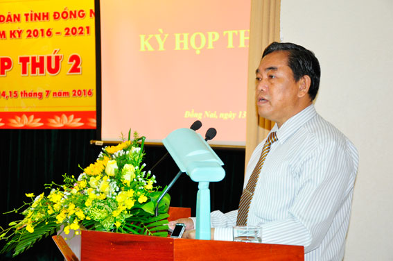 Đồng chí Huỳnh Văn Tới, Ủy viên Ban TVTU, Chủ tịch Ủy ban MTTQ tỉnh trình bày tổng hợp ý kiến của cử tri tại kỳ họp.