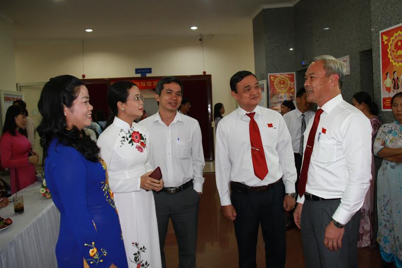 Bí thư Tỉnh ủy, Chủ tịch HĐND tỉnh Nguyễn Phú Cường trao đổi với các đại biểu trong giờ giải lao