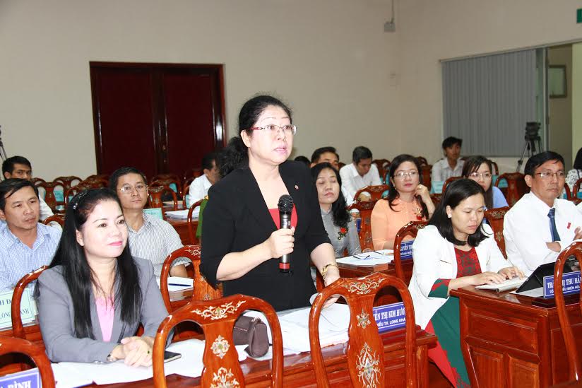 Giám đốc Sở Giáo dục - đào tạo Huỳnh Lệ Giang giải trình các nội dung liên quan tới ngành giáo dục.