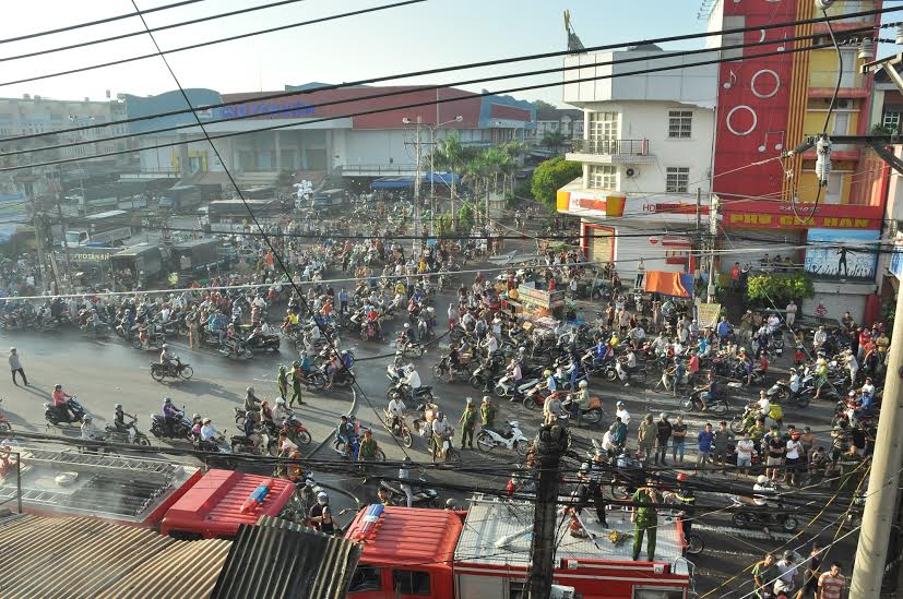 Giao thông trước khu vực chợ Tân Biên, nơi xảy ra đám cháy di chuyển khó khăn