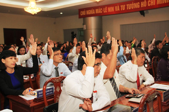 Các đại biểu HĐND tỉnh biểu quyết thông qua các Nghị quyết kỳ họp.