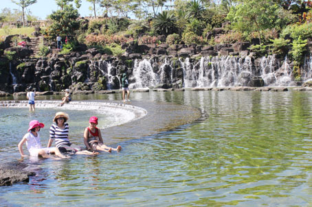 Du lịch hè: về quê tắm suối, thăm vườn