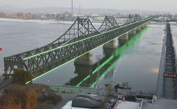  Cầu hữu nghị nối Đan Đông, Trung Quốc, và Sinuiju, Triều Tiên. (Nguồn: DPA)