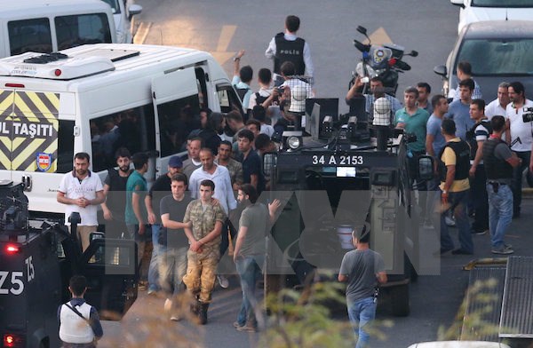  Cảnh sát bắt giữ các binh sỹ tham gia đảo chính tại Quảng trường Taksim ở Istanbul. (Nguồn: EPA/TTXVN)