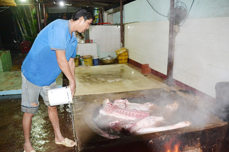 Luộc thịt heo tại một lò mổ lậu ở xã An Phước, huyện Long Thành.