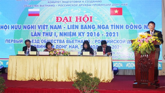 Dang Manh Trung, President of Dong Nai's Vietnam-Russia Friendship Association speaks at the congress 