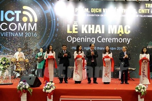 Vietnam ICT COMM 2016, an exhibition on products and technologies from the telecommunication, IT and communication sector officially opened in the capital city on July 20. — Photo vietnamplus.vn