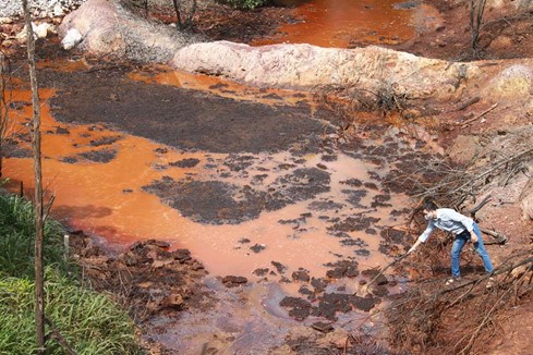 A big hole of untreated industrial sewage at a forest in Dong Nai Province. Photo: Hoang Tuan A big hole of untreated industrial sewage at a forest in Dong Nai Province. 