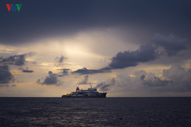 Impressive beauty of Changsha 571 ship amidst storm clouds