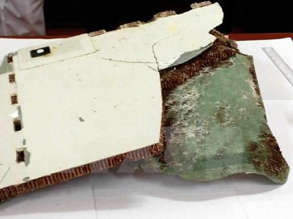 Một trong những mảnh vỡ của máy bay MH370 được tìm thấy tại Wartburg, Nam Phi ngày 7/3. (Nguồn: AP/TTXVN)