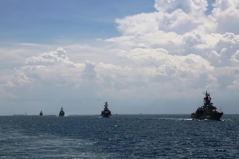 Biên đội tàu hành quân trên biển