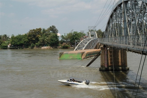 The north-south railway system was stopped after a barge crashed into the Ghềnh Bridge in Biên Hòa City, the southern province of Đồng Nai so that it collapsed. More than 200 bridges in the country do not follow technical norms for waterway traffic safety.