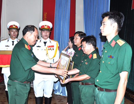 Thủ trưởng Cục Chính trị Quân khu 7 trao bằng khen cho các tập thể  đơn vị đoạt giải. Ảnh: H.THỦY