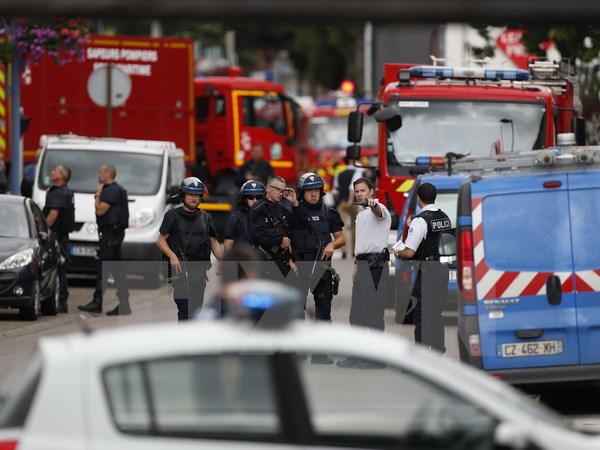 Cảnh sát Pháp gác tại hiện trường vụ tấn công bắt cóc con tin ở Saint-Etienne-du-Rouvray. (Nguồn: AFP/TTXVN)