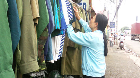 Các cửa hàng bày bán đủ loại quân phục, quân trang gần cổng Trường đại học Nguyễn Huệ (xã Tam Phước, TP.Biên Hòa).
