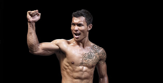 Mixed martial artist Tran Quang Loc raises his fist in triumpth. He won the Mixed Martial Arts’s Grand Prix Warriors FC on July 31 in Malaysia. 