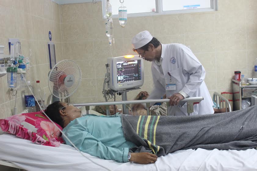 Điều dưỡng Khoa hô hấp Bệnh viện đa khoa Đồng Nai chăm sóc cho một bệnh nhân bị bệnh về hô hấp nặng phải thở ô xy.
