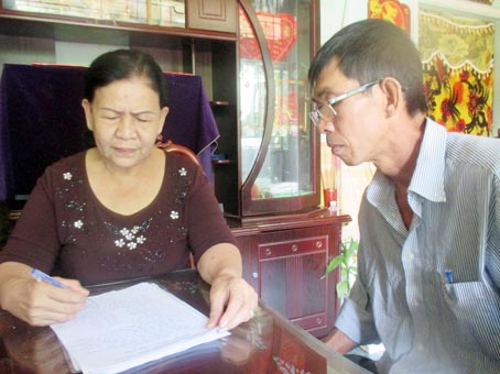 Trưởng ấp Nguyễn Thị Bích Thu (Ba Vải) hướng dẫn người dân làm thủ tục đăng ký tạm trú khi đến ấp 7, xã Sông Trầu, huyện Trảng Bom làm ăn.