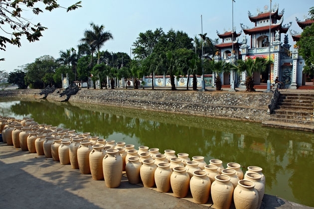 Visiting riverside Kim Lan pottery village