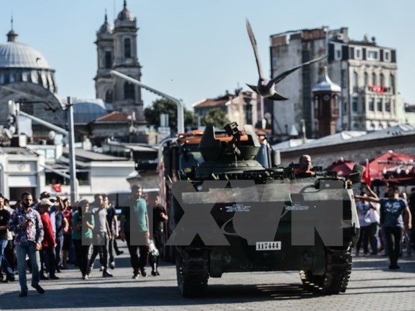 Xe tăng của quân đội Thổ Nhĩ Kỳ bỏ lại trên các đường phố ở Istanbul sau vụ đảo chính. (Nguồn: AFP/TTXVN)