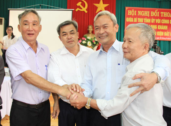 Bí thư Tỉnh ủy cầm tay ông Sấm và ông Lộc đề nghị 2 ông bắt tay nhau nối lại tình hàng xóm sau 16 năm tranh chấp đất