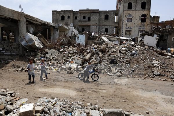 Binh sỹ quân đội Chính phủ Syria tuần tra tại thị trấn Leramun,ngoại ô phía tây bắc tỉnh Aleppo sau khi giành lại quyền kiểm soát khu vực này. (Nguồn: AFP/TTXVN)