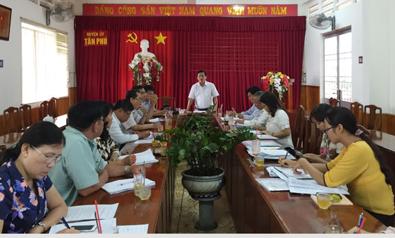  Đồng chí Đặng Mạnh Trung phát biểu trong buổi làm việc với Huyện ủy Tân Phú.