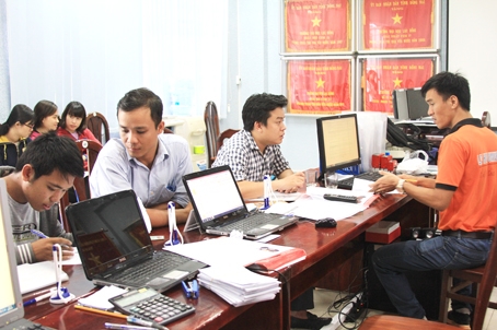 Thí sinh đến nộp hồ sơ tuyển sinh tại Trường đại học Lạc Hồng trong đợt xét tuyển đầu tiên.  Ảnh: H.DUNG